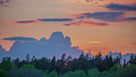 Statische-Aufnahme-Des-Sonnenuntergangs-Im-Hintergrund-über-Dem-Gelben-Himmel-Hinter-üppigem-Grünen-Wald-Im-Zeitraffer