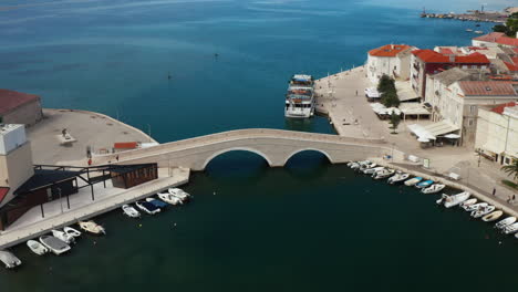 Brücke-Katine-Mit-Booten-Entlang-Der-Inselstadt-Pag-In-Kroatien
