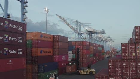 Gabelstapler-Hebt-Frachtcontainer-Am-Husky-Terminal,-Tacoma-Hafen-In-Washington,-USA-–-Drohnenaufnahme