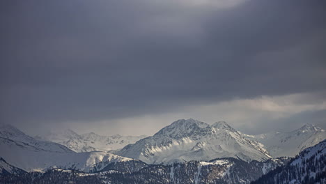 Verschneite-Berglandschaften-Unter-Bewölktem-Himmel