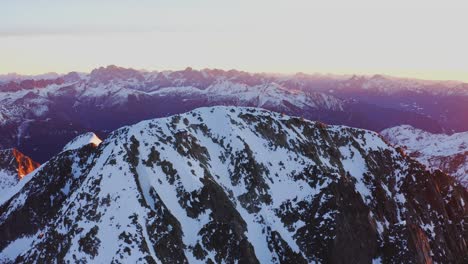 Lila-Sonnenaufgang-Auf-Dem-Schnee-Und-Den-Gipfeln-Der-Cima-D&#39;Asta-In-Italien