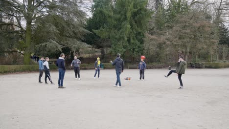Amigos-Jugando-Fútbol-Tenis-Para-Divertirse-Al-Aire-Libre-En-El-Parque---Vorst,-Bélgica