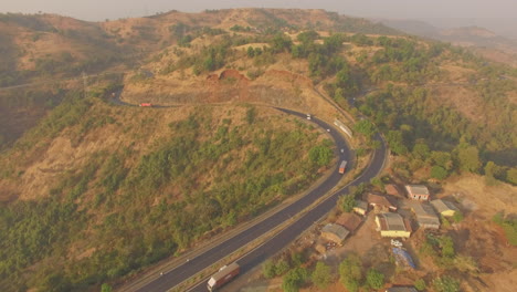 Drone-Capturó-Una-Vista-Aérea-De-Kasara-Ghat-En-La-Autopista-Mumbai-Agra-Cerca-De-Igatpuri