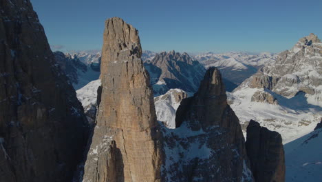 Empuje-Lento-Hacia-Tre-Cime,-Tirol-Del-Sur,-Picos-De-Piedra-Iluminados-Por-El-Sol-Extremo,-Formación-Rocosa-De-Montaña