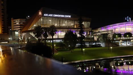 THE-ADELAIDE-RIVERBANK-IS-THE-HEART-OF-ADELAIDES-VIBRANT-CITY-AND-ONE-OF-THE-ICONIC-PUBLIC-SPACES,-FEATURING-SKYCITY-CASINO-AND-ADELAIDE-CONVENTION-CENTRE