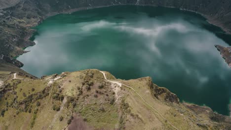 Vista-Tranquila-Del-Lago-Del-Cráter-De-Quilotoa-En-Ecuador