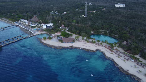 Cozumel-Cenote-See-Meer-Blauer-Ozean-Insel-Mexiko-Urlaub-Erholung-Entspannen-Tropisches-Paradies-Grüne-Natur-Palme-Antenne-Drohne-Boot-Koralle
