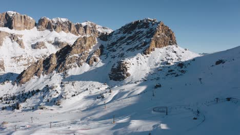 Multitudes-De-Esquiadores-En-Las-Laderas-De-La-Estación-De-Esquí-De-Belvedere-Italia