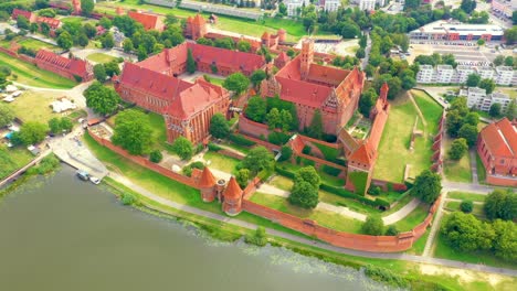 Luftaufnahme-Der-Burg-Des-Deutschen-Ordens-In-Malbork,-Malbork,-Größte-Auf-Dem-Landweg-Der-Welt,-UNESCO-Weltkulturerbe,-Polen