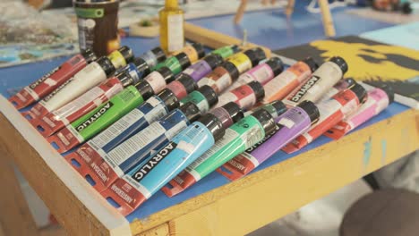 Auswahl-An-Acrylfarben-Im-Atelier-Des-Künstlers