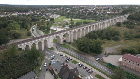 Luftaufnahme-Des-Historischen-Eisenbahnviadukts-über-Den-Fluss-Bobr