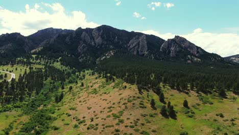 Aerial-Dolly-of-Colorado-Mountaintop-Trees-at-Bottom,-Wide-Angle-Drone-Shot