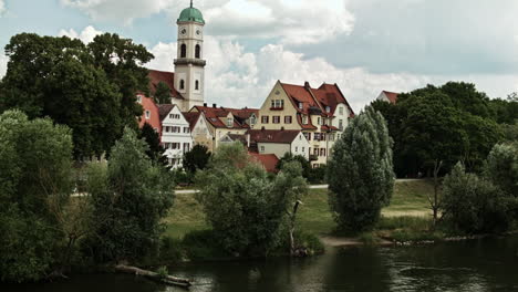 Alte-Deutsche-Stadt-Neben-Der-Donau