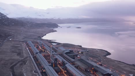 Fábrica-De-Fundición-De-Aluminio-Alcoa-Fjardaál-En-Islandia-Durante-El-Amanecer,-Antena
