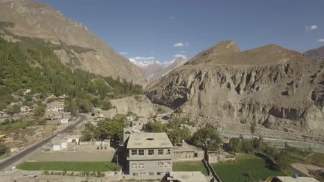 Carretera-De-Montaña-Valle-De-Hunza,-Pueblo-De-Ganish,-Gilgit-Baltistán,-Pakistán