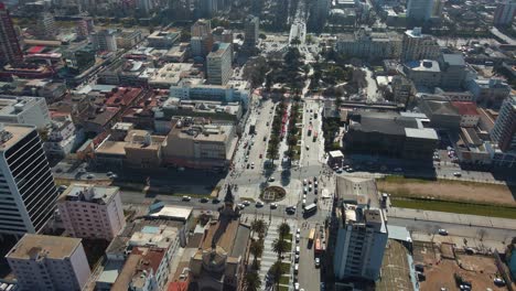Aerial-dolly-in-of-Vergara-Square,-traffic-in-Libertad-Avenue-and-Viña-del-Mar-neighborhood-city-building,-Chile