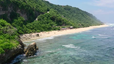Costa-Rocosa-Del-Acantilado-De-La-Playa-De-Nyang-Nyang-En-Un-Día-Soleado-En-Uluwatu-Bali,-Antena