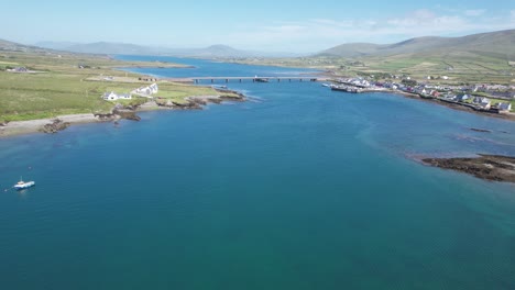 Portmagee-Village-County-Kerry,-Irland-Straßenbrücke-Zur-Valentina-Island-Drohnen-Luftaufnahme