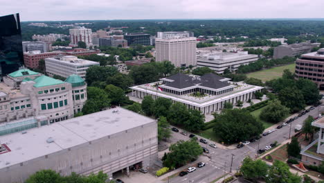 Drohnenaufnahme-Des-Parlamentsgebäudes-Des-Bundesstaates-North-Carolina-In-Der-Innenstadt-Von-Raleigh