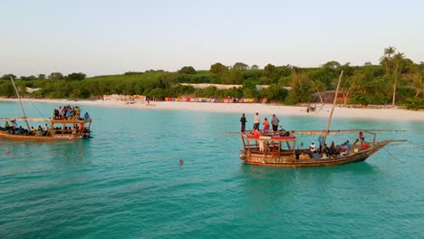 Nungwi-Beach,-Sansibar-–-Tansania-–-18.-Juni-2022-–-Fischerboote-Mit-Touristen-Auf-Dem-Indischen-Ozean-Bei-Sonnenuntergang