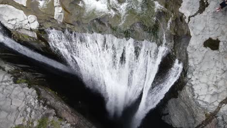 Nahe-Drohnenaufnahmen-Eines-Wasserfalls-In-Einer-Kleinen-Schlucht-Im-Talkessel-Mafate-Auf-Der-Insel-La-Réunion
