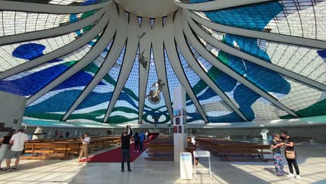 Weitwinkelaufnahme-Des-Betretens-Und-Blick-Auf-Die-Wunderschöne-Kuppel-Der-Großen-Kathedrale-Der-Stadt-Brasilia