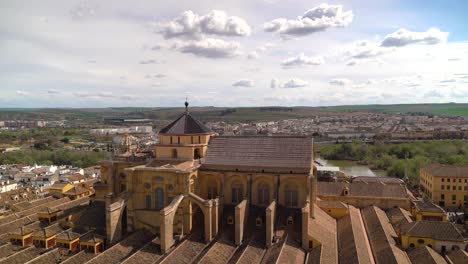Schöner-Blick-über-Mezquita-In-Cordoba-Von-Oben-Mit-Spanischer-Landschaft-In-Der-Ferne