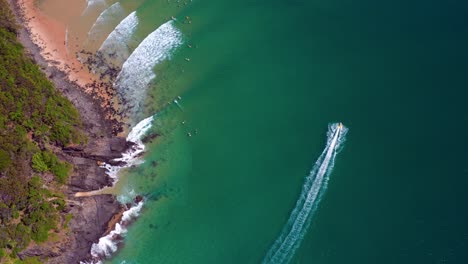 Luftaufnahme-Einer-Person-Beim-Jetskifahren-Am-Tropischen-Strand-Des-Noosa-Nationalparks-In-Der-Nähe-Von-Noosa-Heads-In-Queensland,-Australien