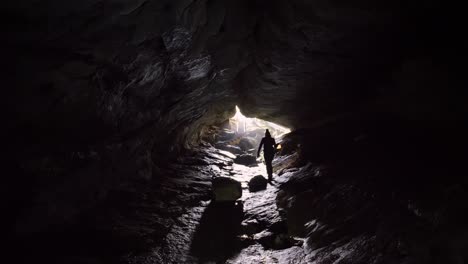 Estática,-Persona-Caminando-Hacia-La-Salida-De-La-Cueva-De-Luxmore,-Kepler-Track-Nueva-Zelanda