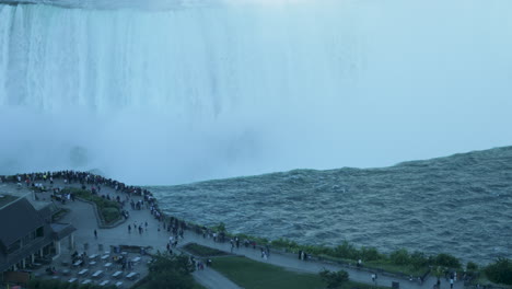 Eine-Nahaufnahme-Von-Menschen,-Die-Von-Der-Kanadischen-Seite-Aus-Auf-Die-Niagarafälle-Blicken