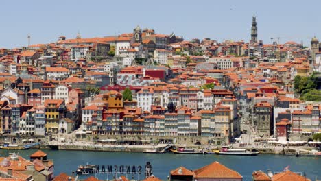 Panorama-Der-Zentralen-Altstadt-Von-Porto,-Während-Seilbahnen,-Boote-Und-Menschenmassen-Vorbeiziehen,-Portugal-4K-Filmische-Sommer-Mittelmeerstadt