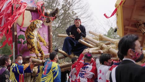 Japanischer-Mann-Steht-Auf-Dem-Jahr-Des-Tigers-Beim-Sagicho-Festival