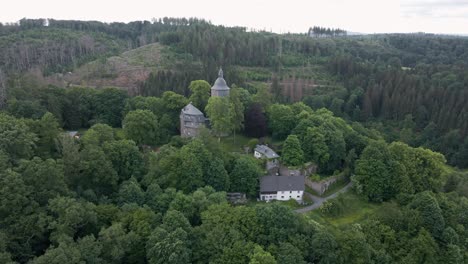 Kreisförmige-Drohnenaufnahme-Der-Burg-Wildenburg-Im-Südosten-Des-Dorfes-Friesenhagen-In-Der-Region-Nordrhein-Westfalen