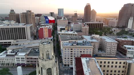 Die-Texanische-Flagge-Weht-Stolz-über-Der-Innenstadt-Von-San-Antonio,-Texas