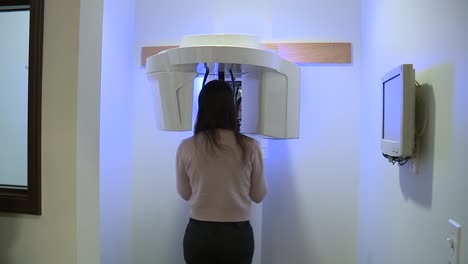 Paciente-Recibiendo-Una-Radiografía-De-Una-Máquina-Dental