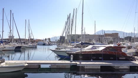 Palermo-Hafen-La-Cala-Mit-Yachten-Und-Luxusbooten-An-Sonnigen-Tagen