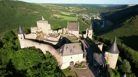 El-Castillo-De-Bourscheid-Se-Encuentra-Cerca-Del-Pueblo-De-Bourscheid,-En-El-Norte-De-Luxemburgo.