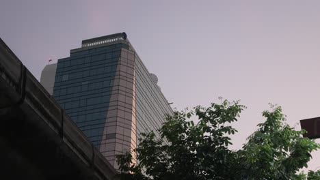 Blick-Auf-Das-Spiegelbild-Des-Glasgebäudes-Im-Hochhausbüro-Im-Stadtzentrum-Bei-Sonnenuntergang