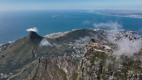 Wunderschöne-Filmische-Drohnenaufnahme-Des-Tafelbergs-Und-Der-Stadt-Kapstadt