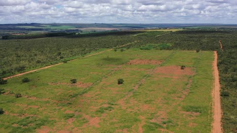 Entwaldetes-Land-In-Der-Brasilianischen-Savanne-Wird-Für-Die-Sojabohnenproduktion-Gepflügt-–-Aufsteigende-Luftaufnahme