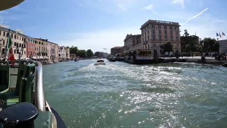 Barcos-Turísticos-Que-Viajan-Por-El-Gran-Canal-Del-Río-Canal-En-Venecia,-Italia