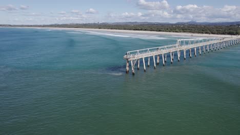 Luftaufnahme-Von-Letitia-Beach-Und-Tweed-Sand-Bypass-An-Einem-Sonnigen-Tag-In-Fingal-Head,-New-South-Wales,-Australien