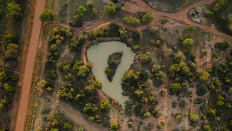 Kleiner-Runder-Teich-Inmitten-Der-Afrikanischen-Landschaft