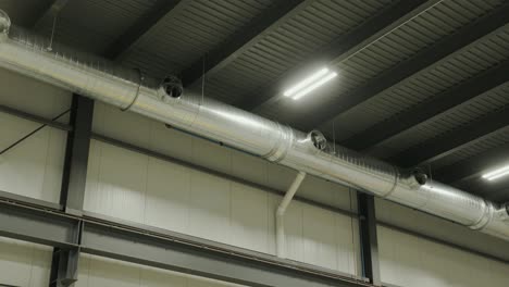 HVAC-heating-and-cooling-piping-throughout-the-ceiling-of-an-commercial-building