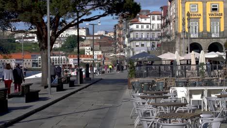 Gente-Caminando-En-Riberia-Do-Porto-Muy-Temprano-En-La-Mañana