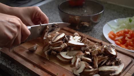 Ungekochte-Portobello-Pilze-In-Der-Küche-Hacken