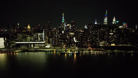 Eine-Luftaufnahme-Der-Ostseite-Von-Manhattan-über-Dem-East-River-In-New-York