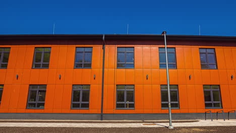 Die-Außenseite-Des-Gebäudes-Ist-Tagsüber-Orangefarben-Gestrichen