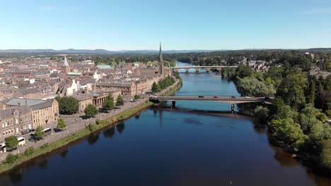 Luftaufnahme-Von-Perth-Und-Dem-Fluss-Tay-In-Schottland-An-Einem-Schönen-Sommermorgen-Mit-Blauem-Himmel