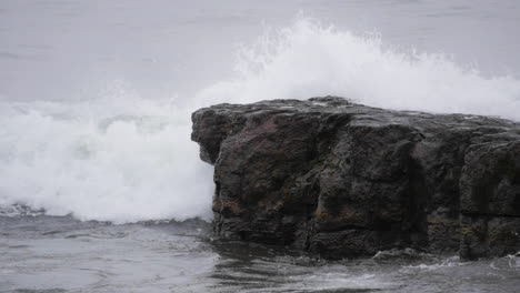 Wellen-In-Zeitlupe,-Die-Auf-Felsen-Treffen